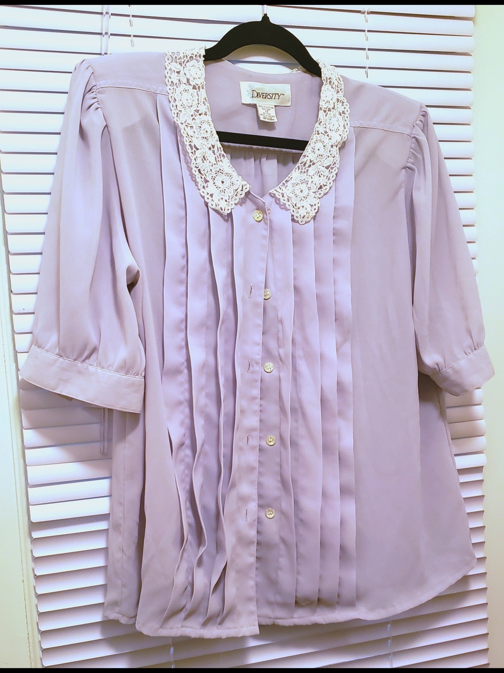 Diversity Lavender Lace-Collar Pleated Button-Down Shirt SIZE 12 (MEDIUM)